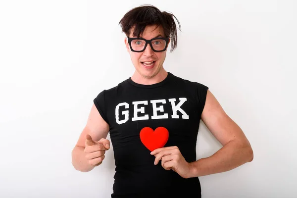 Nerd man smiling and looking for love while holding red heart — Stock Photo, Image