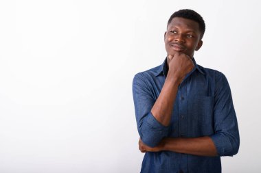 Genç siyah Afrika adam karşı beyaz ba düşünme stüdyo çekim