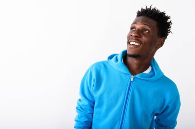 Düşünme sırasında gülümseyen mutlu siyah Afrika gencin yakın çekim