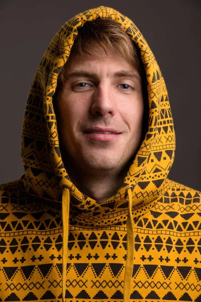 Szürke háttérrel jóképű férfi portréja — Stock Fotó