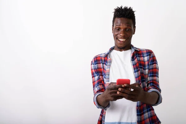 Estudio disparo de joven feliz negro africano hombre sonriendo y riendo —  Fotos de Stock