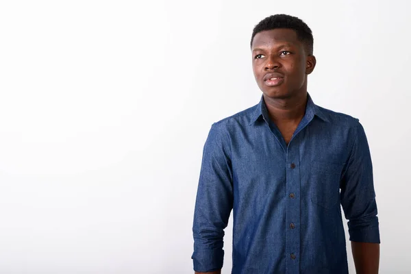 Estúdio tiro de jovem negro Africano homem pensando enquanto olha para cima — Fotografia de Stock