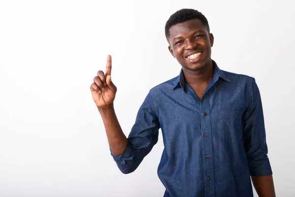 Estudio disparo de joven feliz negro africano hombre sonriendo mientras punto —  Fotos de Stock