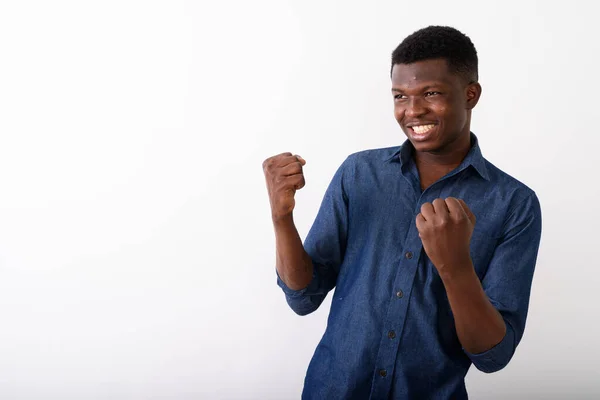 Studio πυροβολισμό ευτυχισμένη μαύρη αφρικανική νεαρού χαμογελώντας ενώ looki — Φωτογραφία Αρχείου