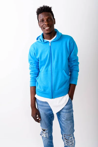 Studio shot van gelukkig zwarte Afrikaanse jongeman glimlachend en standin — Stockfoto