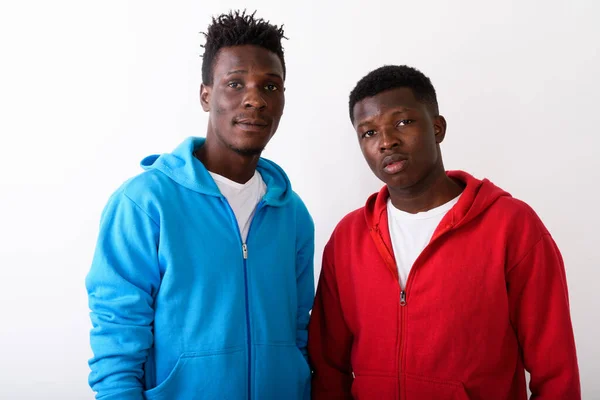 Зйомки двох молодих чорних африканських друзів проти білої баки. — стокове фото