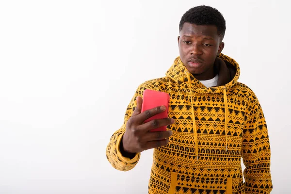 Estúdio tiro de jovem negro Africano homem usando agains telefone móvel — Fotografia de Stock