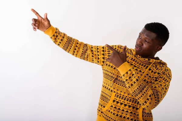 Estudio de un joven africano negro apuntando con los dedos hacia arriba —  Fotos de Stock