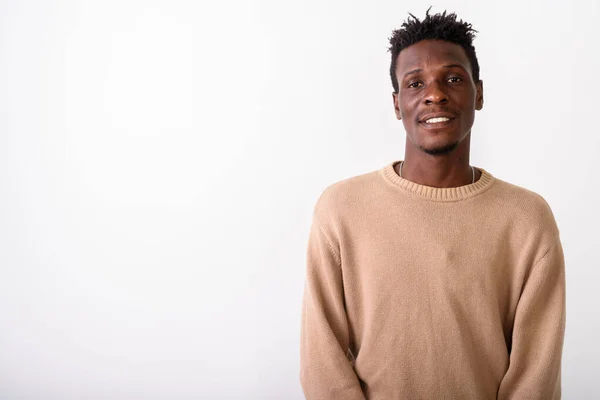 Estúdio tiro de jovem negro feliz Africano homem sorrindo contra whi — Fotografia de Stock