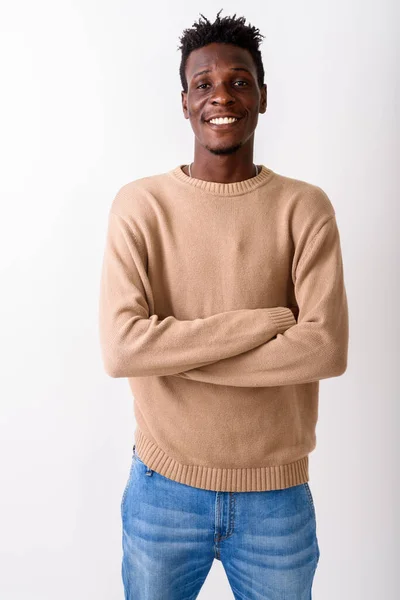 Strzał studio młody szczęśliwy czarny człowiek Afryki uśmiechając się i stojącą — Zdjęcie stockowe
