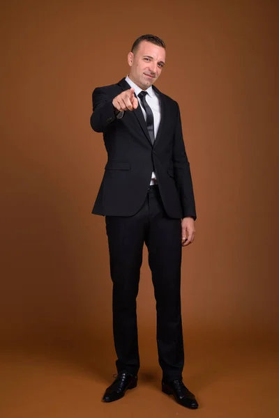 Full length shot of businessman standing and wearing suit — Stock Photo, Image