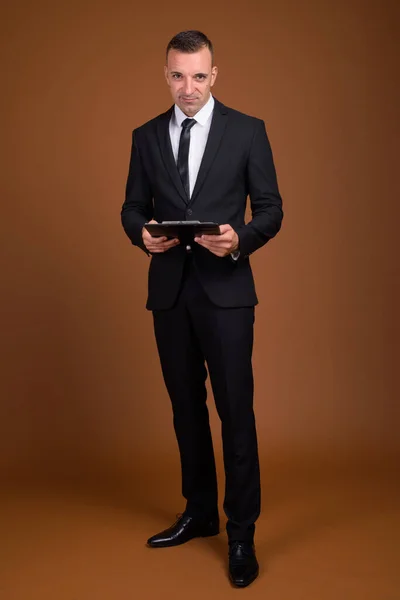 Full length shot of businessman standing and wearing suit — Stock Photo, Image