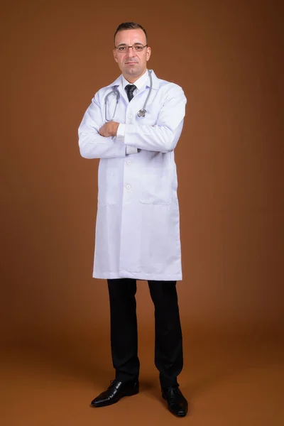 Tiro de comprimento total de homem médico vestindo óculos — Fotografia de Stock