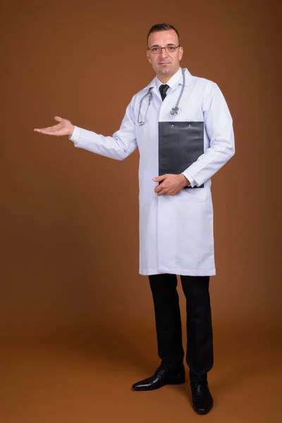 Полный снимок врача в очках — стоковое фото