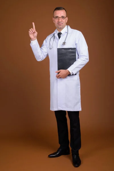 Повнометражний знімок лікаря-людини, який вказує пальцем — стокове фото