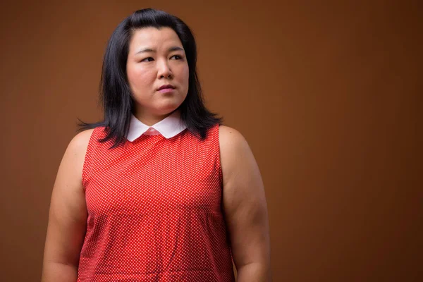 Bella donna asiatica in sovrappeso pensando e guardando in alto — Foto Stock