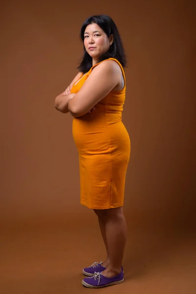 Vista completa del perfil de la mujer con sobrepeso con los brazos cruzados — Foto de Stock