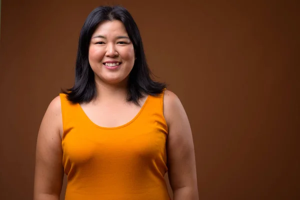 Retrato de hermosa mujer asiática con sobrepeso sonriendo —  Fotos de Stock