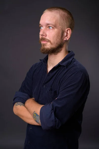 Portret mężczyzny przed studio szary tło — Zdjęcie stockowe
