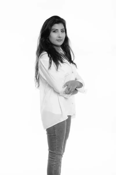 Studio colpo di giovane bella donna persiana in piedi con le braccia incrociate — Foto Stock