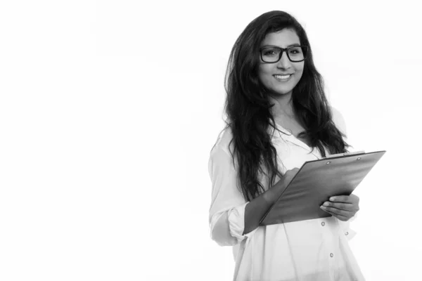 Studio colpo di giovane donna persiana felice sorridente mentre tiene appunti con gli occhiali — Foto Stock