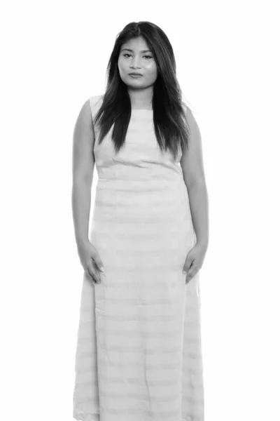 演播室拍摄年轻肥胖的波斯少女站立 — 图库照片