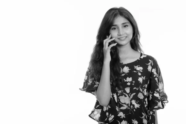 Studio colpo di giovane donna persiana felice sorridente mentre parla sul telefono cellulare — Foto Stock