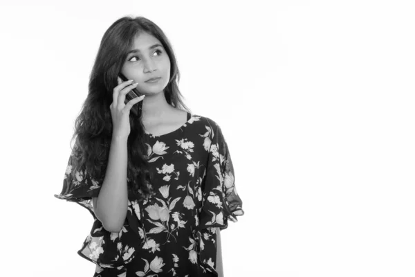 Studio colpo di giovane bella donna persiana pensando mentre si parla sul telefono cellulare — Foto Stock