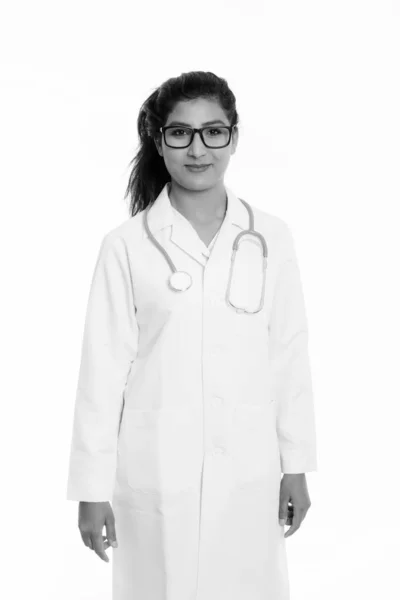 年轻美丽的波斯女医生举着眼镜站在工作室拍摄的照片 — 图库照片