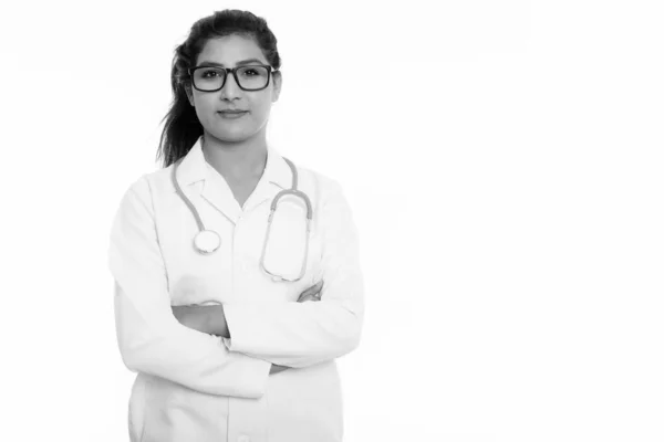 Estudio de la joven hermosa mujer persa médico con gafas con los brazos cruzados —  Fotos de Stock