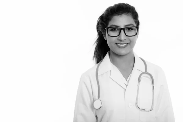 Nahaufnahme einer jungen glücklichen persischen Ärztin, die mit Brille lächelt — Stockfoto
