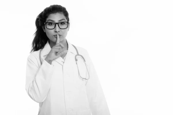 Estudio de la joven hermosa mujer persa médico con el dedo en los labios — Foto de Stock