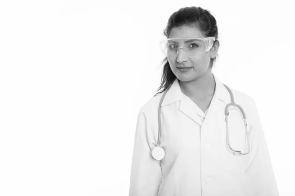 年轻美丽的波斯女医生戴着防护眼镜的摄影棚照片 — 图库照片