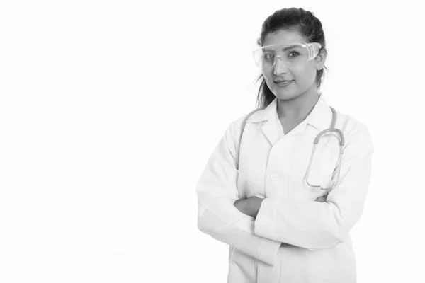 年轻美丽的波斯女医生戴着护目镜，交叉双臂的摄影棚照片 — 图库照片