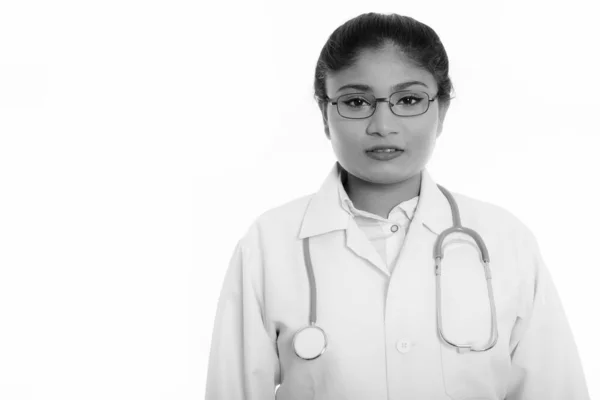 Primer plano de la mujer persa gorda joven médico con gafas — Foto de Stock