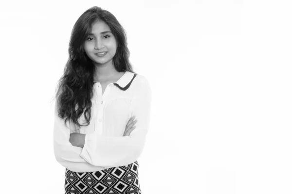 Estudio de la joven feliz empresaria persa sonriendo con los brazos cruzados —  Fotos de Stock
