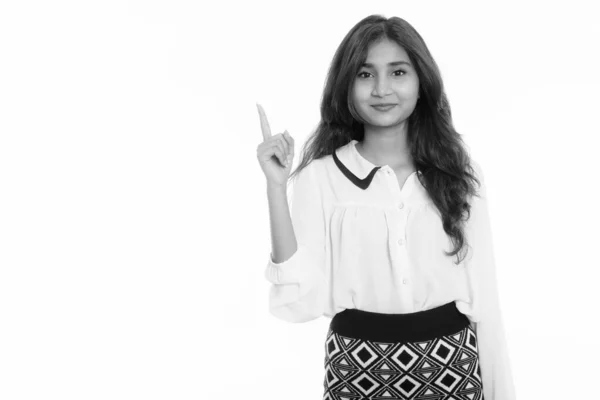Στούντιο πλάνο της νεαρής όμορφη Περσίδα επιχειρηματίας δείχνοντας δάχτυλο επάνω — Φωτογραφία Αρχείου