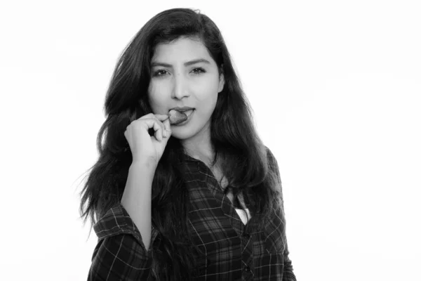 Close up of young beautiful Persian woman eating strawberry — ストック写真