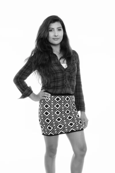 젊은 아름 다운 페르시아 여자 고 포즈의 스튜디오 샷 — 스톡 사진