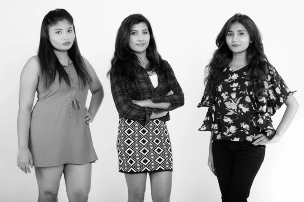 Estudio de tres jóvenes amigas persas posando juntas —  Fotos de Stock