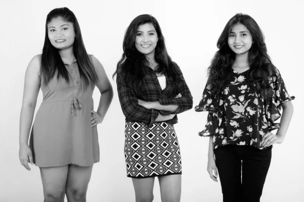 Estudio de tres felices jóvenes amigas persas sonriendo mientras posan juntas —  Fotos de Stock