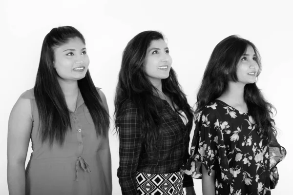 Estudio de tres felices jóvenes amigas persas sonriendo mientras pensaban juntas —  Fotos de Stock