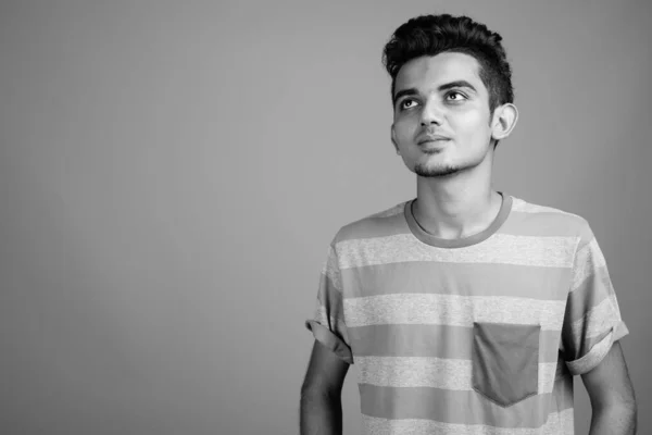 Портрет молодого індійського чоловіка в чорно - білому — стокове фото