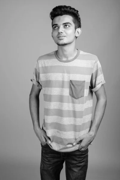 Portrét mladého indiána v černobílém — Stock fotografie