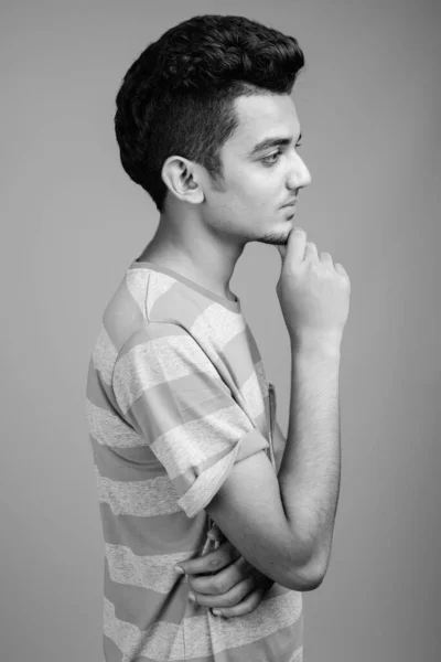 Retrato de un joven indio en blanco y negro — Foto de Stock