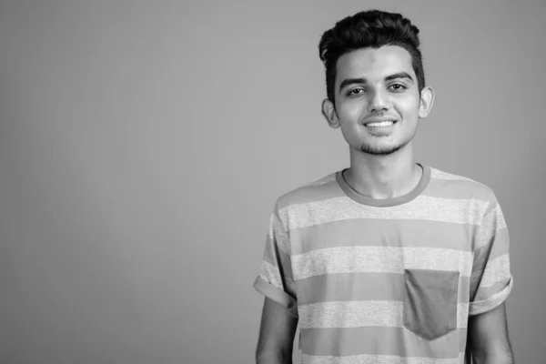 Ritratto di giovane indiano in bianco e nero — Foto Stock