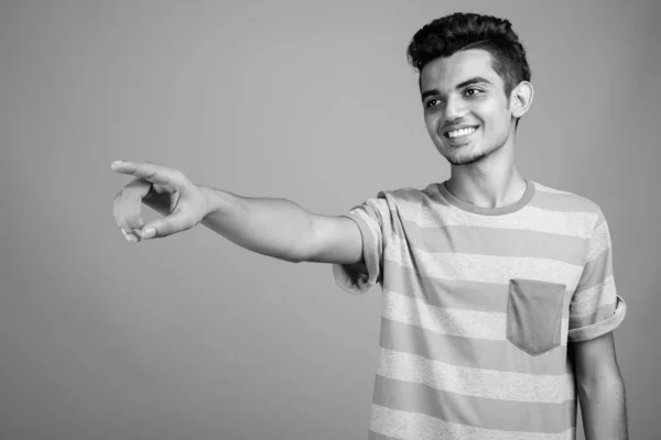 Retrato de jovem indiano em preto e branco — Fotografia de Stock