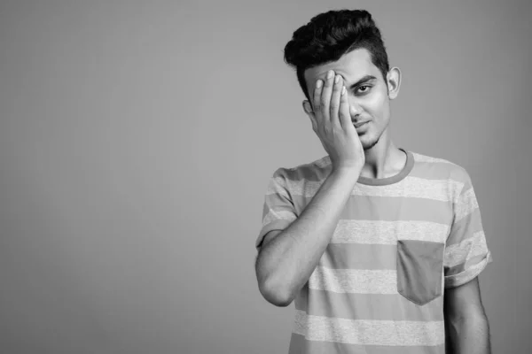 Портрет молодого індійського чоловіка в чорно - білому — стокове фото