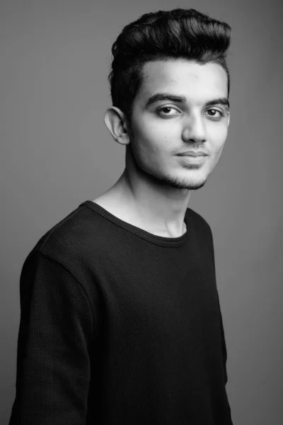 Siyah beyaz giymiş genç Hintli bir adamın portresi. — Stok fotoğraf