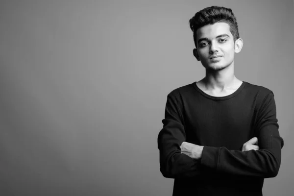 Retrato de jovem indiano em preto e branco — Fotografia de Stock